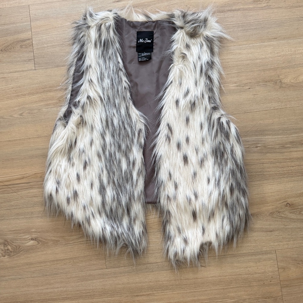 Me Jane Spotted Faux Fur Vest in Cream and Taupe